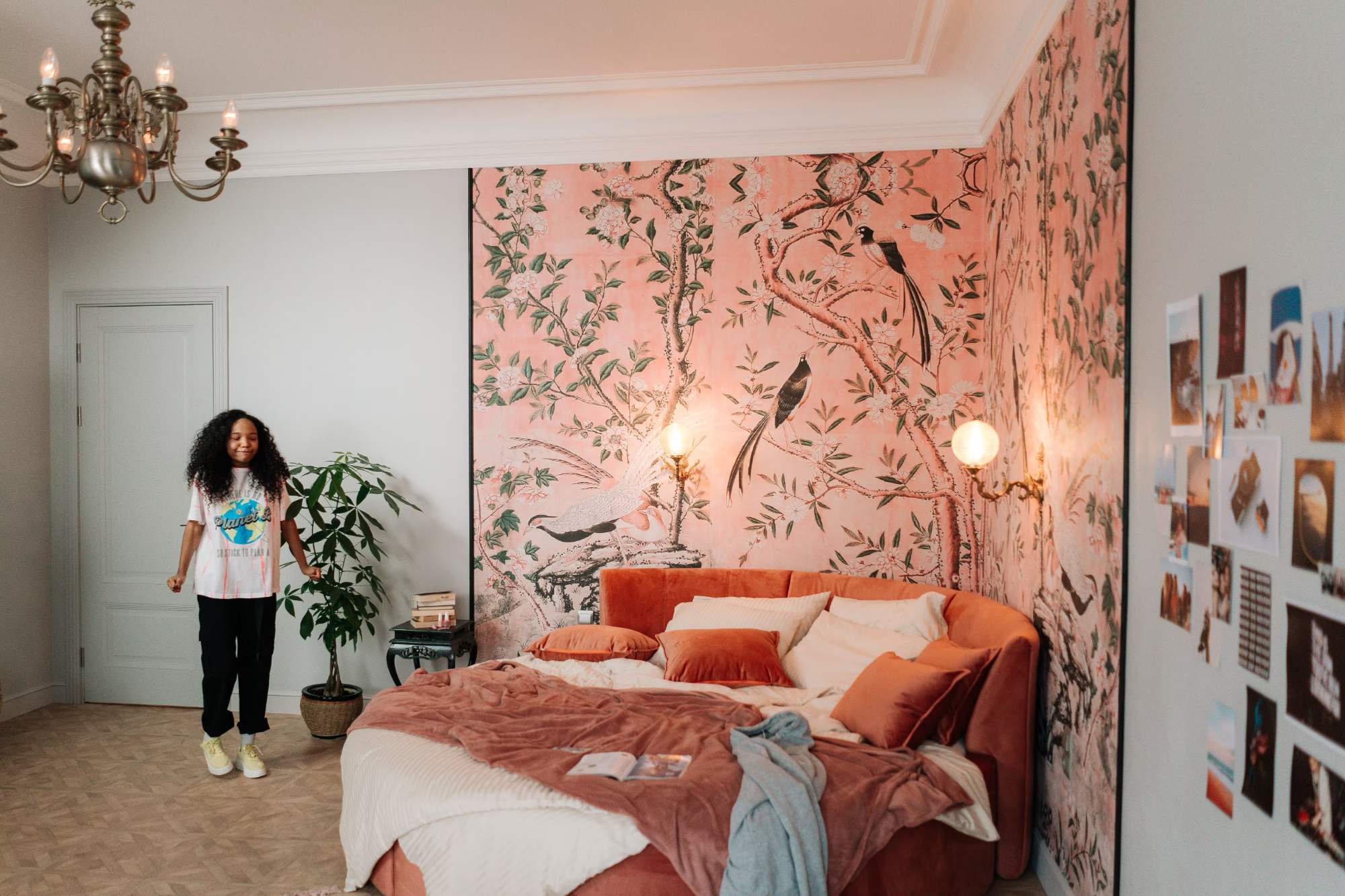 Wallpaper mural vs paint feature wall: how to choose